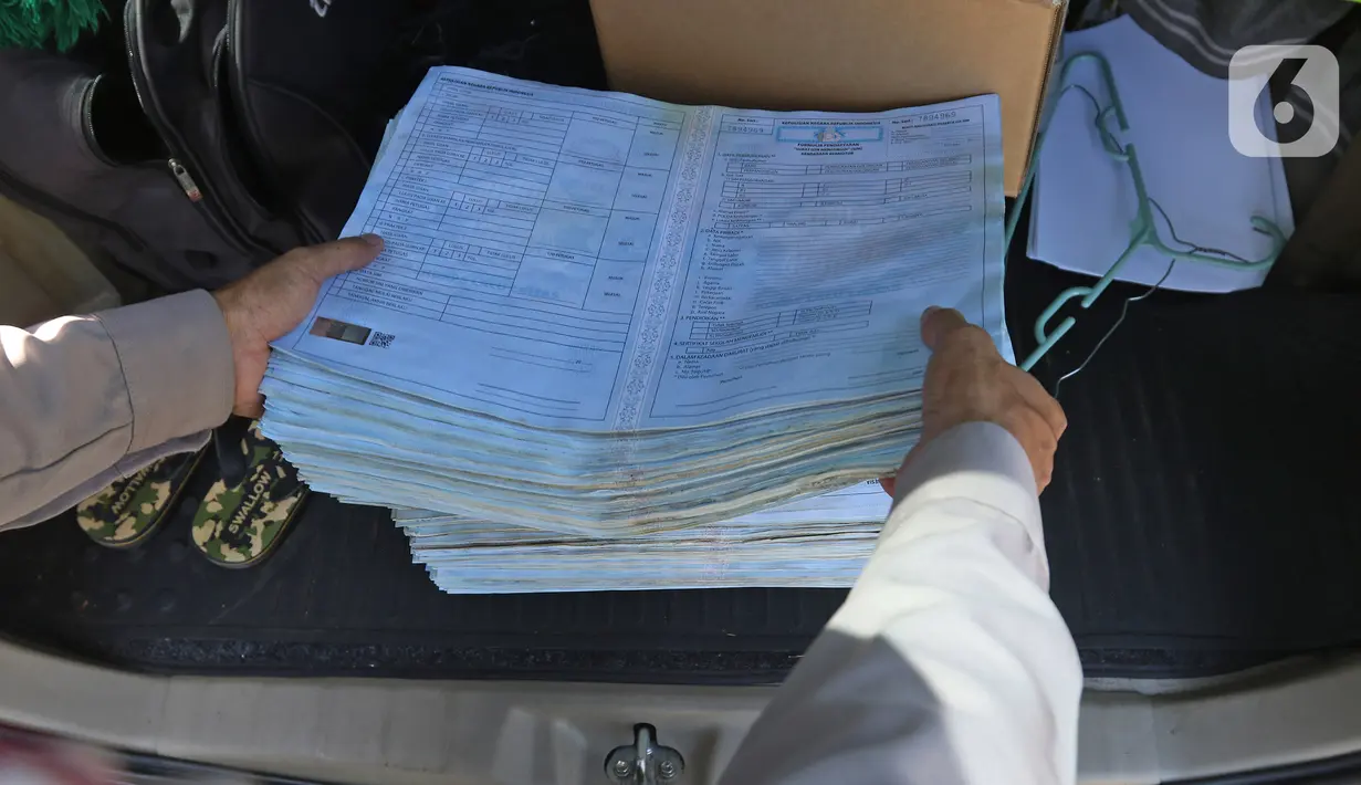Tumpukan formulir pendaftaran Surat Izin Mengemudi (SIM) di mobil layanan SIM Keliling Masjid At-Tin, Jakarta Timur, Kamis (4/6/2020). Direktorat Lalu Lintas Polda Metro Jaya mengoperasikan kembali layanan mobil SIM Keliling untuk mengantisipasi antrean pemohon. (Liputan6.com/Herman Zakharia)