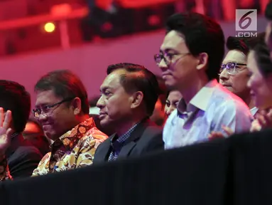 Menkominfo, Rudiantara (kedua kiri) menyampaikan salam saat menghadiri Konser Raya 23 Tahun Indosiar di Jakarta Convention Centre, Kamis (11/1). Konser Raya 23 Tahun Indosiar di meriahkan sederet artis dan penyanyi. (Liputan6.com/Helmi Fithriansyah)