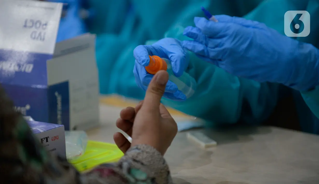 Pimpinan KPK melakukan tes diagnostik cepat COVID-19 (Rapid Test) di Gedung KPK, Jakarta, Kamis (4/6/2020). Rapid test itu diikuti sekitar 2.000 orang di lingkungan Komisi Pemberantasan Korupsi (KPK) menjelang kenormalan baru atau new normal. (merdeka.com/Dwi Narwoko)