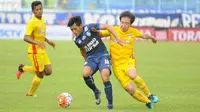 Gelandang Arema FC, Ahmad Bustomi memperebutkan bola dengan gelandang Bhayangkara FC, Lee Yu-jun dalam laga Grup 2 Piala Presiden 2017 di Stadion Kanjuruhan, Kabupaten Malang, Minggu (5/2/2017). (Bola.com/Iwan Setiawan)