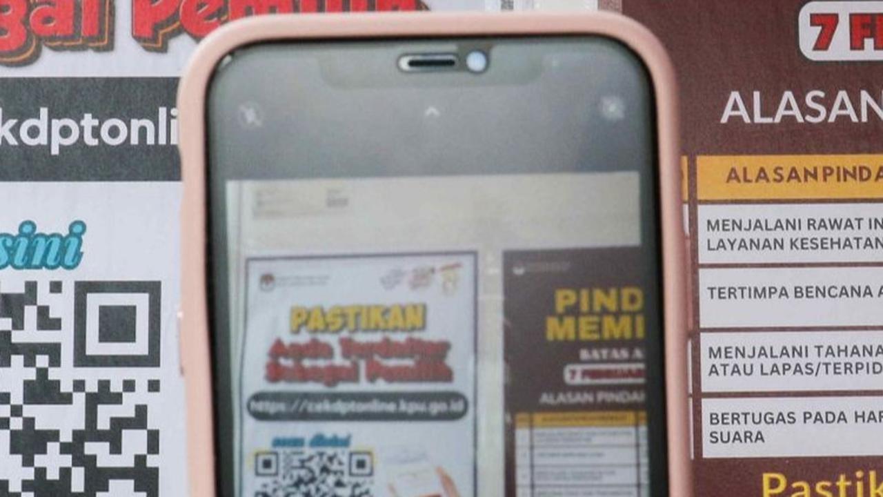 warga melakukan scan barcode saat mengurus pindah memilih di Komisi Pemilihan Umum (KPU) Jakarta Selatan, Rabu, (7/2/2024). Foto: Liputan6.com / Herman Zakharia