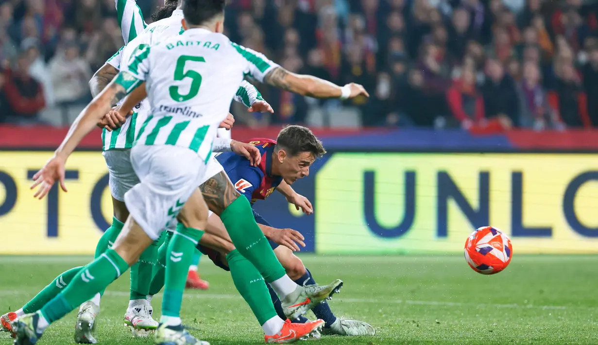 Hasil imbang ini membuat Blaugrana tetap memimpin klasemen Liga Spanyol dengan 67 poin, empat poin di atas Madrid. Sementara Betis di urutan lima dengan 48 poin. (AP Photo/Joan Monfort)
