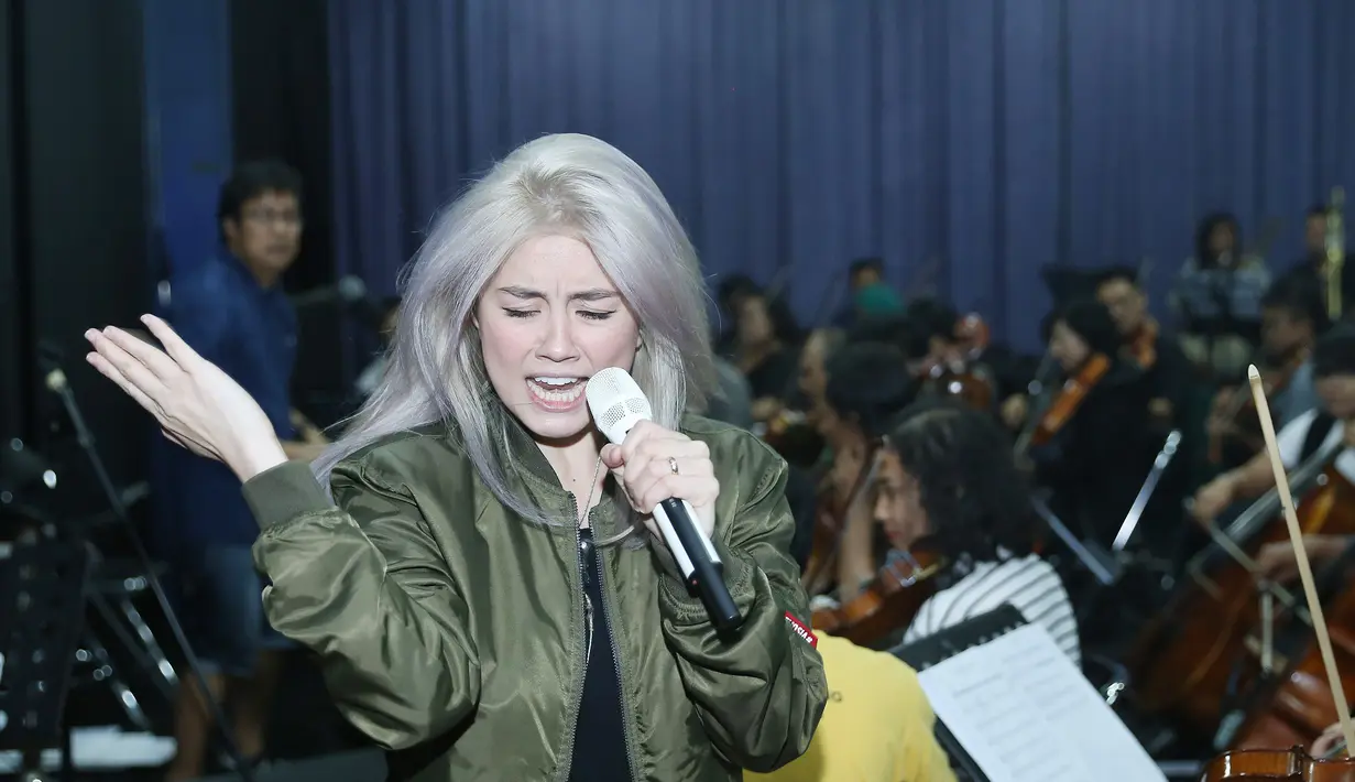 Penampilan berbeda juga dilakukan oleh Agnes Monica dalam penampilannya pada malam puncak HUT SCTV ke-26. Agnes akan menyajikan beberapa lagu band legenda Tanah Air. (Galih W. Satria/Bintang.com)