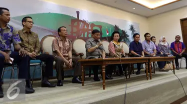 Wakil Ketua Dewan Perwakilan Daerah (DPD) RI, Farouk Muhammad (keempat kiri) dan para anggota DPD RI Lainya saat konfrensi pers terkait penangkapan Ketua DPD RI, Irman Gusman oleh KPK di Nusantara III, Jakarta, Sabtu (17/9). (Liputan6.com/Helmi Afandi)