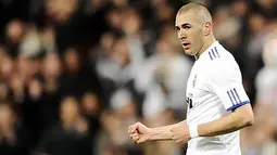 Striker Real Madrid Karim Benzema menciptakan dua gol untuk membantu timnya mengalahkan Hercules 2-0 dalam laga La Liga di Santiago Bernabeu, 12 Maret 2011. AFP PHOTO/PIERRE-PHILIPPE MARCOU