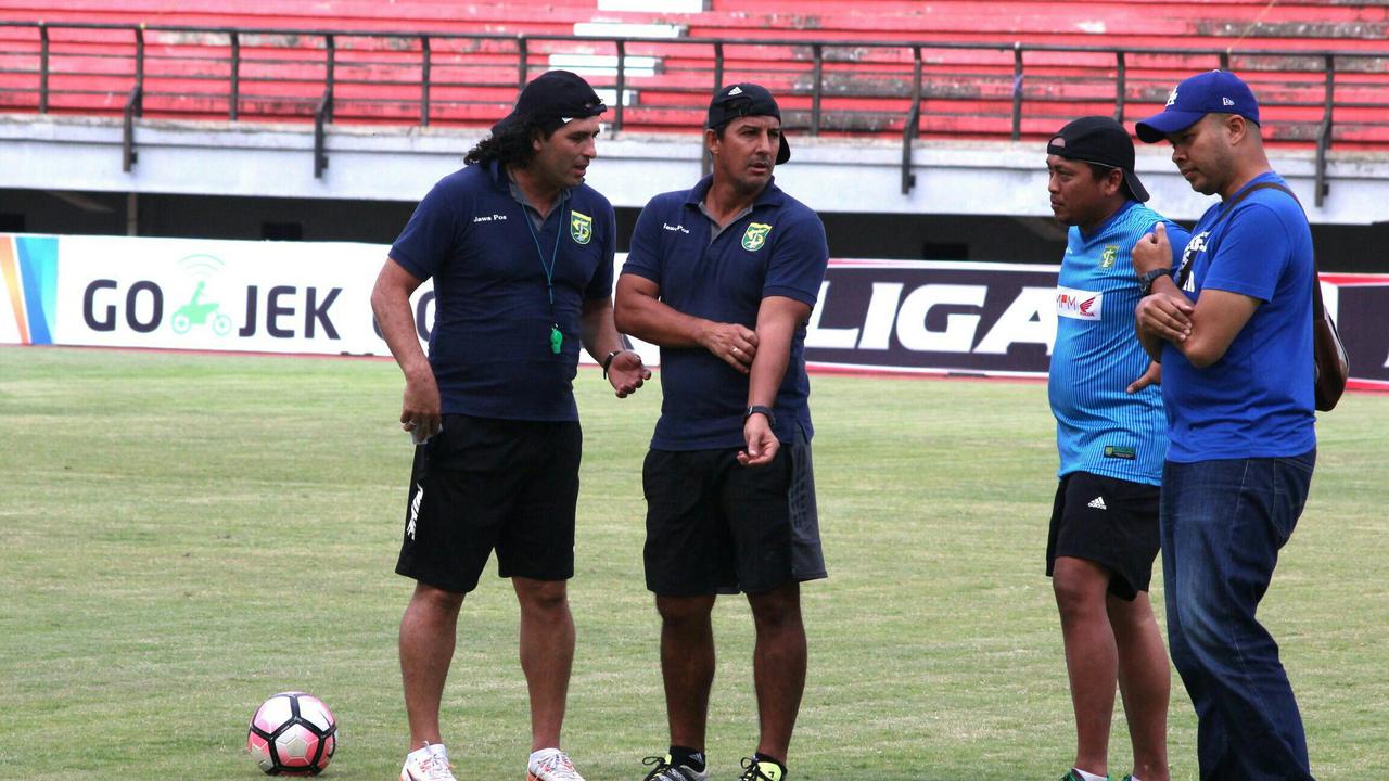 Pelatih Persebaya Surabaya Alfredo Vera (dua dari kiri) memburu Ricky Kayame. (Liputan6.com/Dimas Angga P)