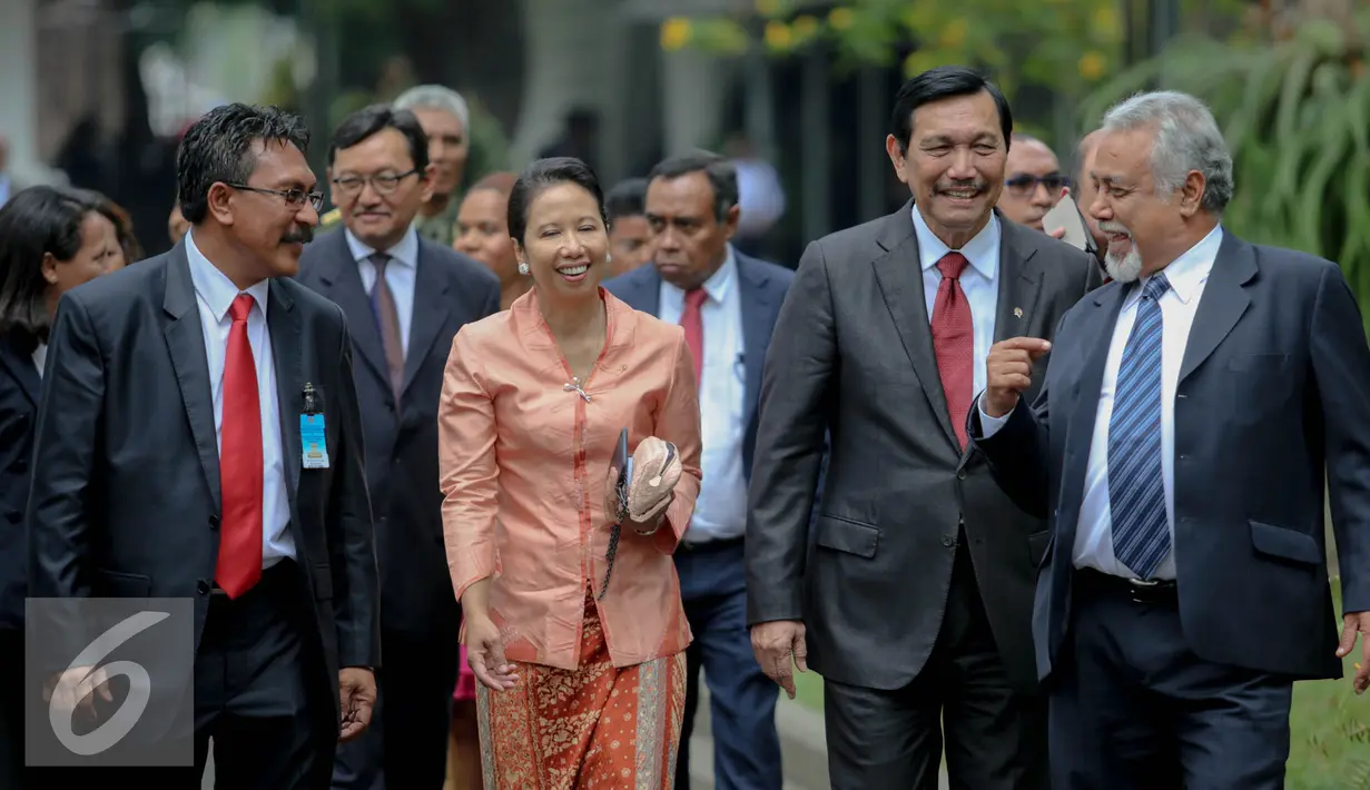 Xanana Gusmao (kanan) berbincang dengan Luhut Panjaitan usai menyaksikan keterangan pers Presiden Jokowi terkait kerjasama dengan Timor Leste di Istana Merdeka, Jakarta, Rabu (26/8/2015). (Liputan6.com/Faizal Fanani)