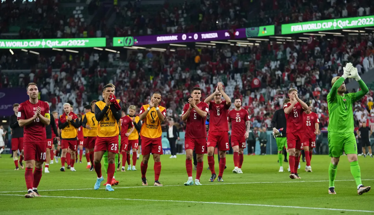 Para pemain Denmark memberikan tepuk tangan kepada para pendukung setelah melawan Tunisia  pada pertandingan grup D Piala Dunia 2022 Qatar di Education City Stadium di Al Rayyan, Qatar, Selasa (22/11/2022). Dengan demikian, kedua tim sama-sama mengumpulkan satu poin di Grup D. (AP Photo/Petr David Josek)