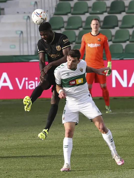 Bek Barcelona, Samuel Umtiti (kanan) berebut bola dengan Elche, Lucas Boye pada lanjutan Liga Spanyol di Stadion Martinez Valero, Elx, Spanyol, Minggu malam WIB (24/1/2021). Barcelona menang 2-0 atas Elche lewat gol yang dicetak Frenkie de Jong dan Riqui Puig. (AP Photo/Alberto Saiz)