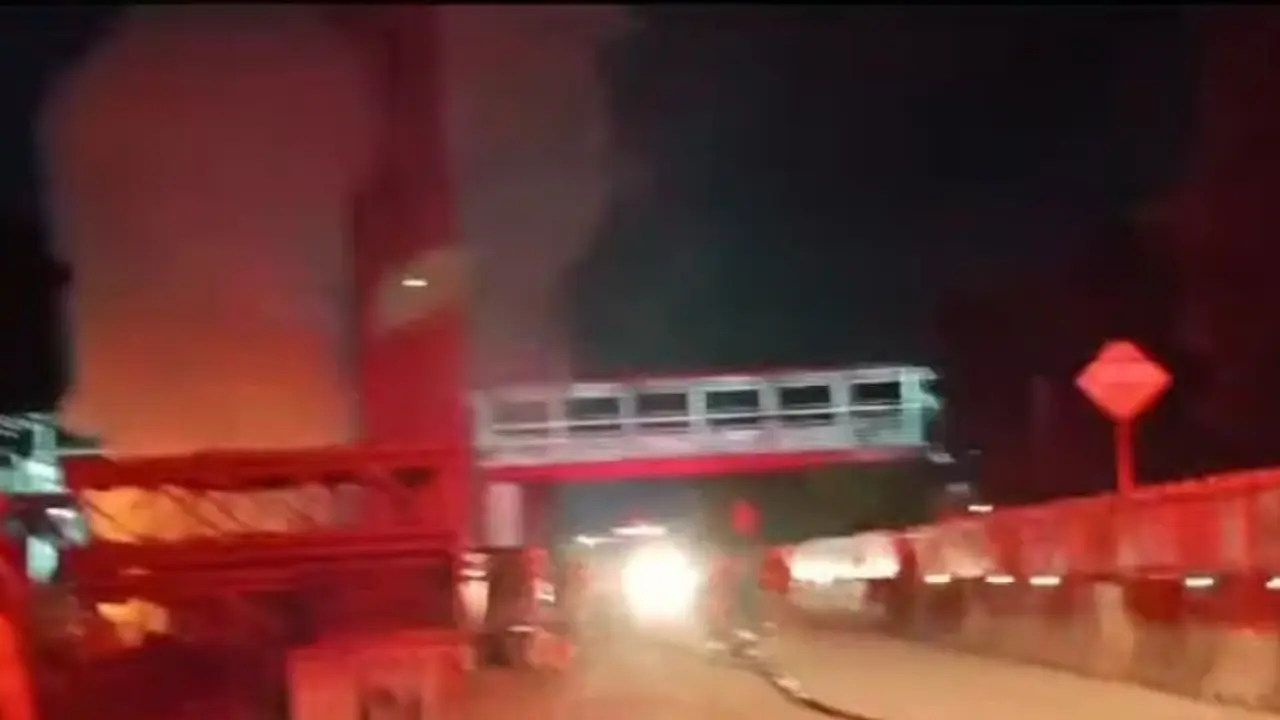 Kebakaran terjadi di Jalan Pemuda 1, RT4/RW 2, Rawamangun, Pulo Gadung, Jakarta Timur.