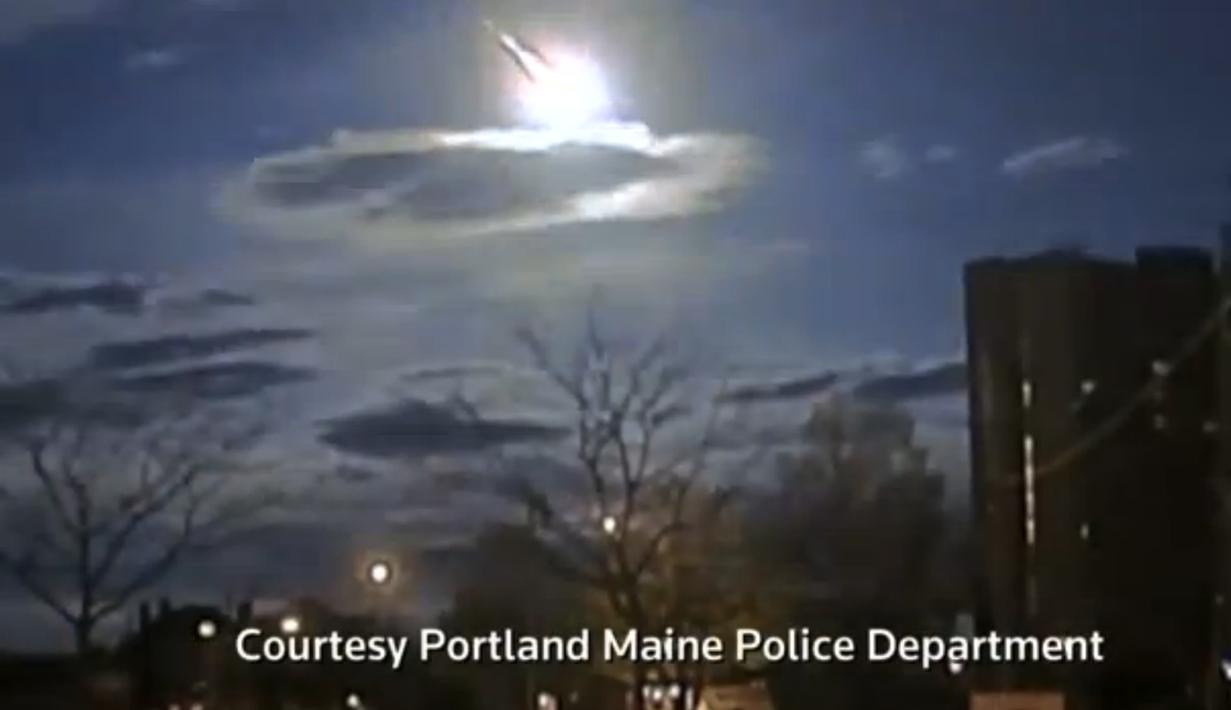 Detikdetik Meteor Besar Jatuh di Portland Foto
