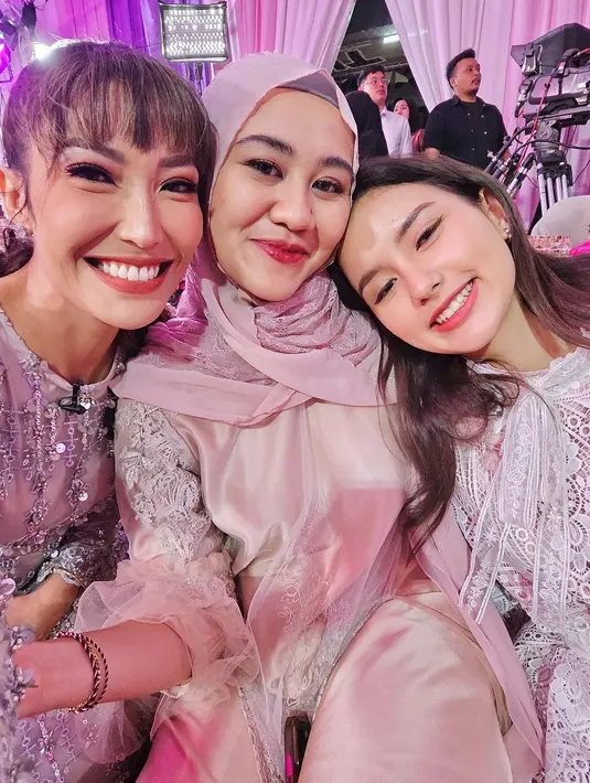 Sebelumnya, saat acara aqiqah Azura, keduanya juga tampil kompak kenakan busana modest dan kerudung warna pink muda. [@aaliyah.massaid/@sarahmenzel].