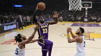 Aksi LeBron James saat Lakers Kalahkan Timberwolves pada laga lanjutan NBA  (AP)