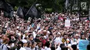 Ribuan massa yang tergabung dalam aliansi ormas dan umat Islam Jabodetabek menggelar aksi unjuk rasa di Pintu Barat Monas, Jakarta, Selasa (18/7). (Liputan6.com/Faizal Fanani)