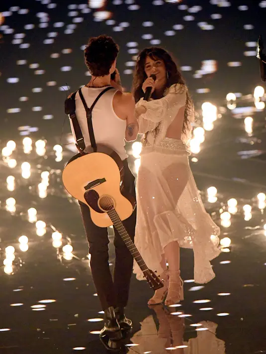 Shawn Mendes dan Camila Cabello saat tampil di atas panggung MTV VMA's 2019 di New Jersey, AS (26/8/2019). Cabello tampil dengan gaun putih lengan panjang dengan rambut digerai. (Mike Coppola/Getty Images for MTV/AFP)