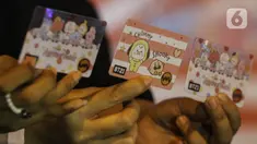 Kartu multi trip untuk KRL edisi khusus BT21 batch pertama yang diluncurkan di Stasiun BNI City, Jakarta, Senin (12/8/2024). (Liputan6.com/Angga Yuniar)