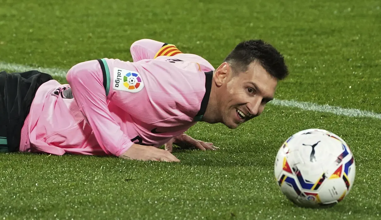 Megabitang Barcelona, Lionel Messi berbaring di lapangan saat menghadapi Valladolid pada laga pekan ke-15 Liga Spanyol di Stadion Jose Zorrilla, Selasa (22/12/2020). Lionel Messi resmi melewati rekor Pele saat membantu Barcelona menggulung Valladolid 3-0 dalam laga tersebut. (Cesar Manso/Pool via AP