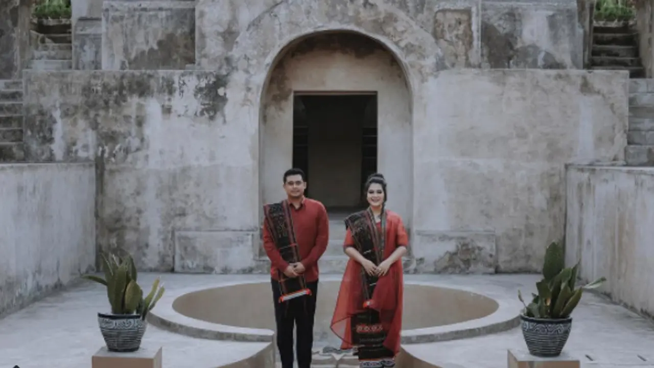 Pesona Kahiyang Ayu - Bobby Dalam Balutan Pakaian Adat