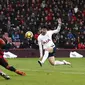 Striker Tottenham Hotspur, Son Heung-Min, mencetak gol ke gawang AFC Bournemouth pada laga Preimer League di Stadion Vitality, Minggu (11/3/2018). AFC Bournemouth takluk 1-4 dari Tottenham Hotspur. (AP/John Walton)