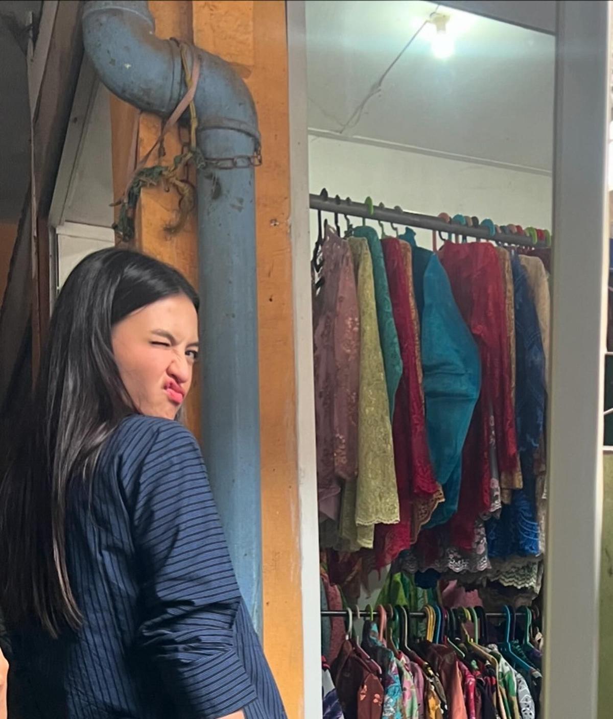 Meski Tajir Melintir, Potret Raline Shah Pilih Belanja Kain Batik di Pasar Tradisional