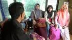 Para wanita ini putuskan menghabiskan waktu Lebaran dengan menjadi tenaga infal di Jakarta karena tergiur bayarannya yang besar.