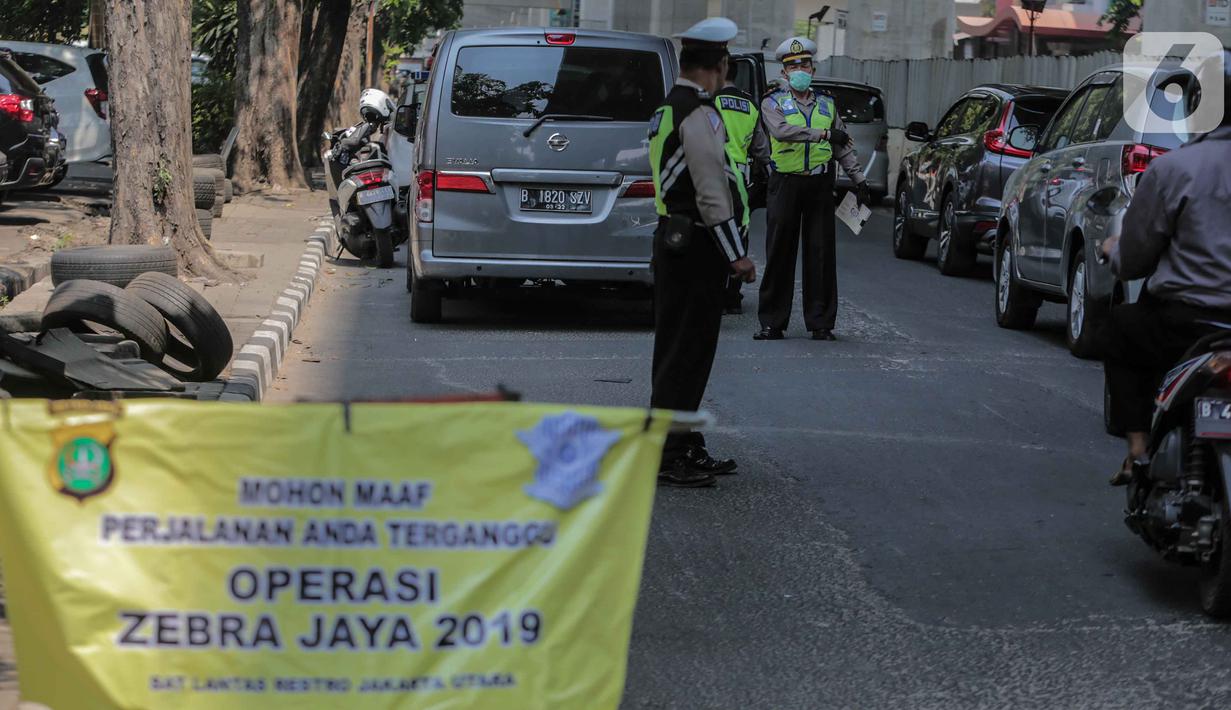 Foto Polisi Tindak Pelanggar Lalin Dalam Operasi Zebra Di Kelapa