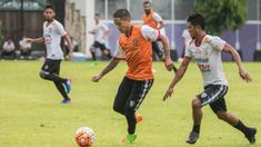 Penyerang Bali United, Irfan Bachdim, menggiring bola saat latihan jelang laga Piala Presiden 2017 melawan Barito Putera di Lapangan Banteng, Bali, Kamis (16/2/2017). (Bola.com/Vitalis Yogi Trisna)