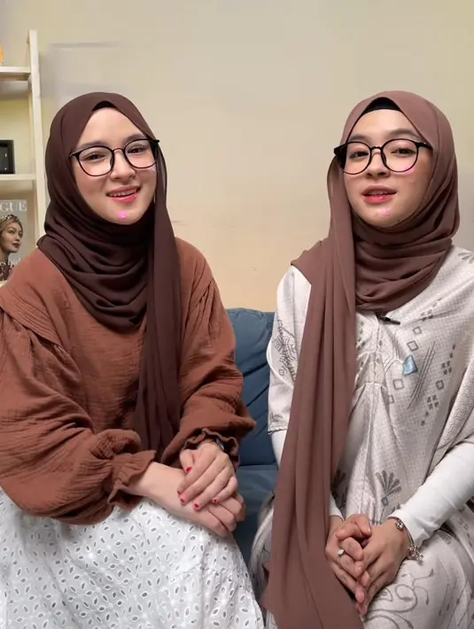 Unggahan tersebut sontak menjadi sorotan. Banyak yang menyebut paras keduanya mirip bak pinang dibelah dua. Bagaimana menurutmu, Sahabat Fimela? [@nissa_sabyan]