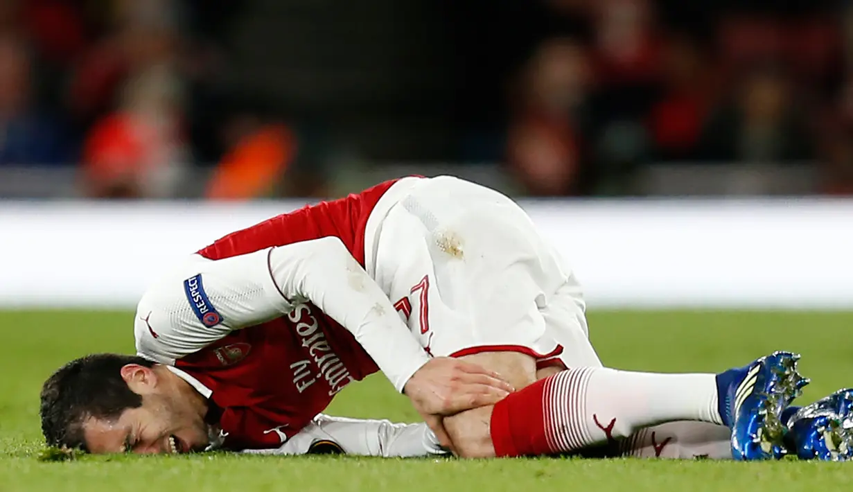 Gelandang Arsenal Henrikh Mkhitaryan cedera saat melawan CSKA Moscow pada pertandingan Liga Eropa di stadion Emirates, London (5/4). Pada pertandingan ini Arsenal tampil mendominasi sejak awal sampai akhir. (AFP Photo / Ian Kington)