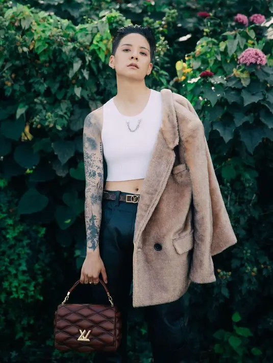 <p>Amber mengenakan outfit koleksi Louis Vuitton, mulai dari crop top, jaket bulu, tas, hingga celana kulit. Foto ini begitu mencolok dengan tato yang diseluruh lengan kanannya. (Foto: Instagram/ amberliu)</p>