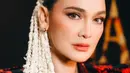 Saat premier film terbarunya, Luna Maya tampil dengan gaya rambut sanggul modern mengenakan ronce melati di rambutnya. [@snap.nuel/@claudianrh]