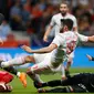 Pemain timnas Spanyol, Diego Costa mencetak gol sebelum pemain dan kiper timnas Argentina, Fabricio Bustos dan Sergio Romero memblokir tendangan pada laga uji coba di Wanda Metropolitano, Rabu (28/3). Spanyol menang telak 6-1. (AP/Francisco Seco)