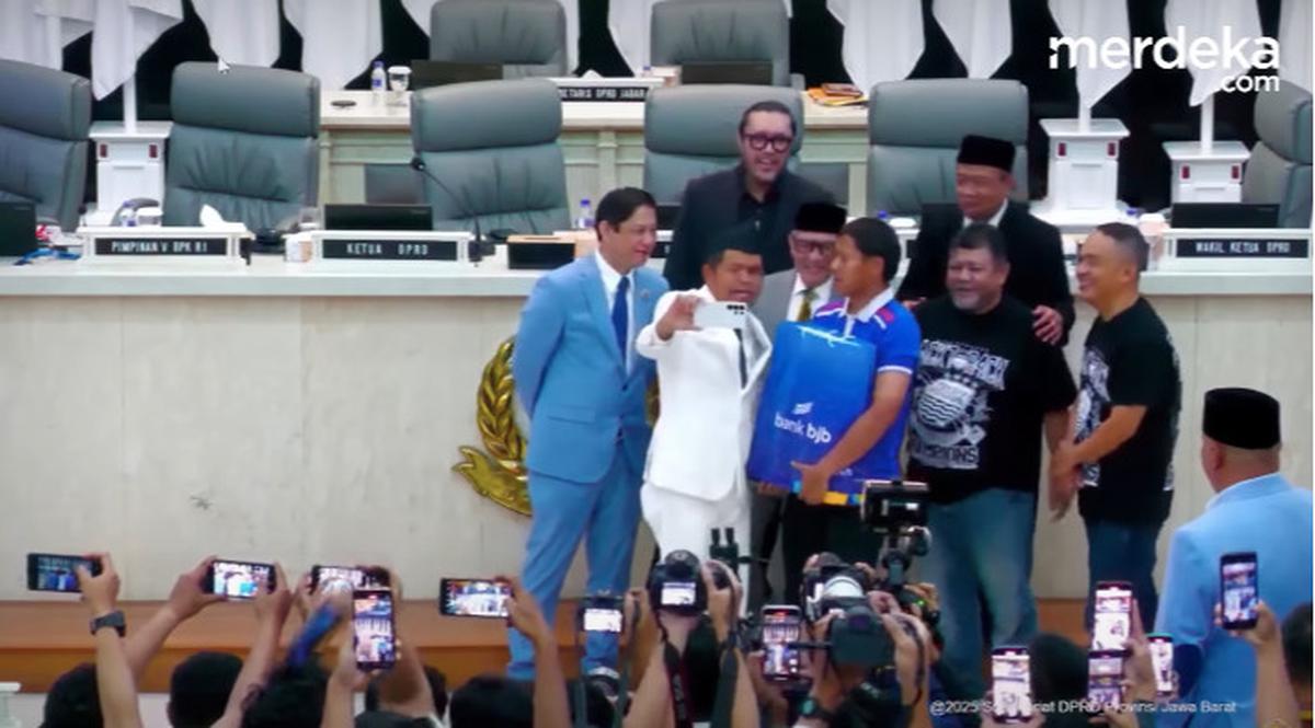 nama aura kasih di rapat dpr