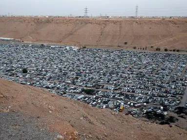 Pemandangan puluhan ribu mobil sitaan yang berada di penampungan Wadi Laban, Riyadh, Arab Saudi, 15 April 2016. Puluhan kendaraan ini disita oleh kepolisian Arab Saudi atas berbagai kasus pelanggaran lalu lintas. (Fayez NURELDINE/AFP)