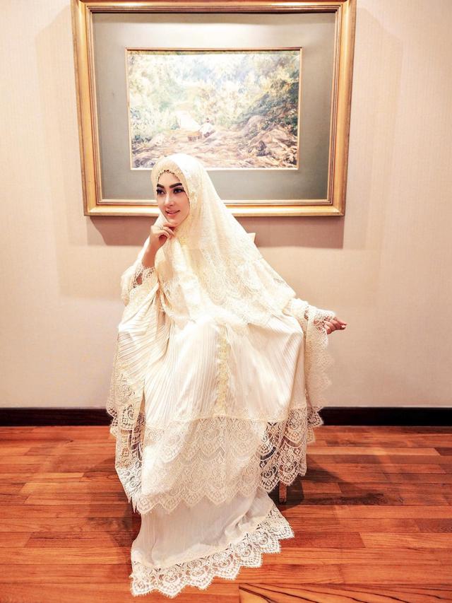 5 Potret Kebersamaan Syahrini Bersama Reino Barack Tampil Kompak Saat Lebaran