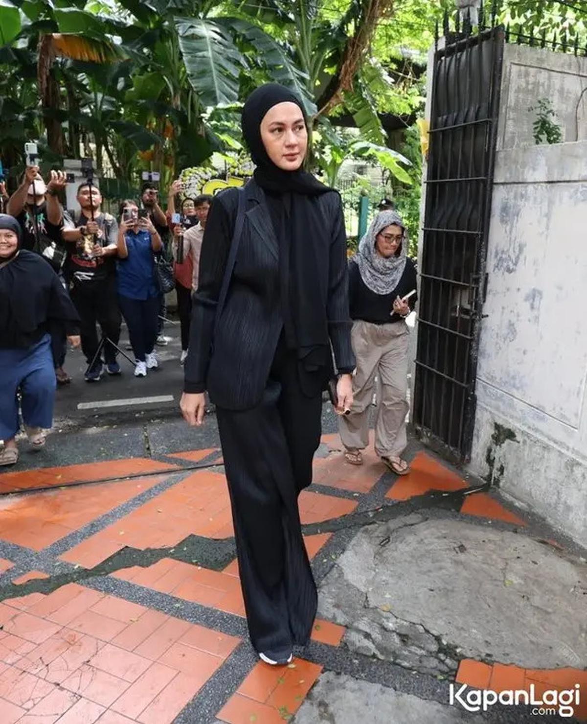 7 Potret Paula Verhoeven Melayat Ayah Baim Wong, Lepas Kepergian Mertua