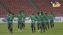 Para pemain Timnas Indonesia melakukan pemanasan pada  sesi uji coba lapangan di Stadion Rajamangala, Thailand, (16/12/2016). (Bola.com/Vitalis Yogi Trisna)