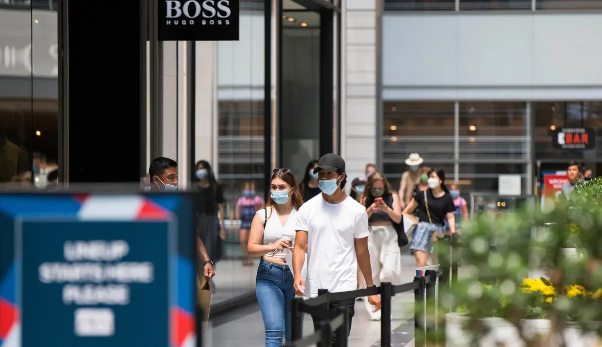 Sejumlah pelanggan yang mengenakan masker berbelanja di CF Toronto Eaton Center di Toronto, Kanada, pada 7 Juli 2020. Penggunaan pelindung wajah di dalam ruangan dan tempat yang dapat diakses publik menjadi suatu kewajiban di Kota Toronto pada Selasa (7/7). (Xinhua/Zou Zheng)