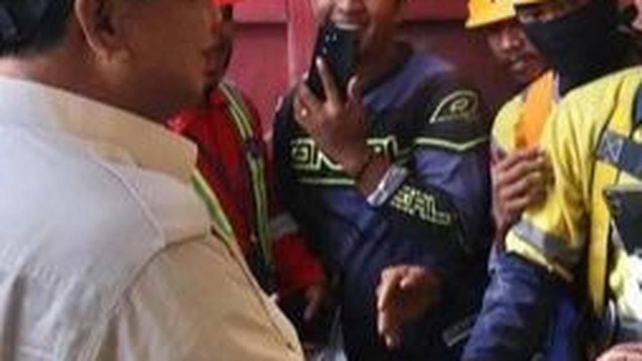 Aksi Mengejutkan Pekerja di IKN, Tangannya Sampai Dipegang Erat Menhan Prabowo