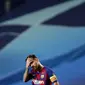 Striker Barcelona, Lionel Messi, memegang kepalanya usai ditaklukkan Bayern Munchen pada laga perempat final Liga Champions di Estadio da Luz, Sabtu (15/8/2020). Barcelona takluk 2-8 dari Bayern Munchen. (AP/Manu Fernandez/Pool)