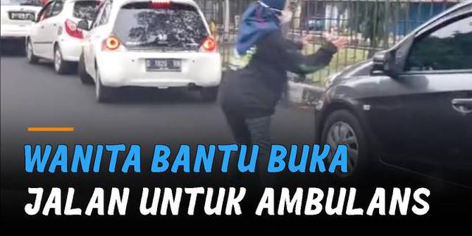 VIDEO: Aksi Mulia Wanita Bantu Buka Jalan untuk Ambulans