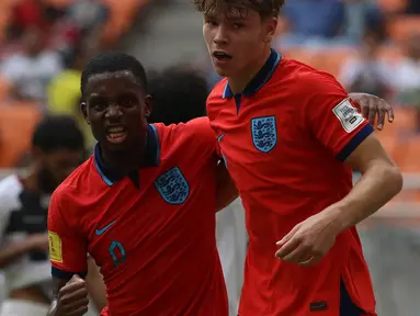 Sebagai salah satu tim unggulan pada ajang Piala Dunia U-17 2023, Timnas Inggris U-17 langsung tancap gas pada laga pertama Grup C dengan membantai Timnas Kaledonia Baru U-17 dengan skor 10-0 dalam laga yang berlangsung di Jakarta International Stadium, Jakarta, Sabtu (11/11/2023). Sepuluh gol yang tercipta dihasilkan dari 8 pemain berbeda, di mana salah satunya mencetak brace, yaitu Justin Oboavwoduo, sementara tujuh pemain lainnya mencetak masing-masing satu gol. Satu gol lagi dihasilkan lewat gol bunuh diri pemain Kaledonia Baru. (Bola.com/Ikhwan Yanuar)