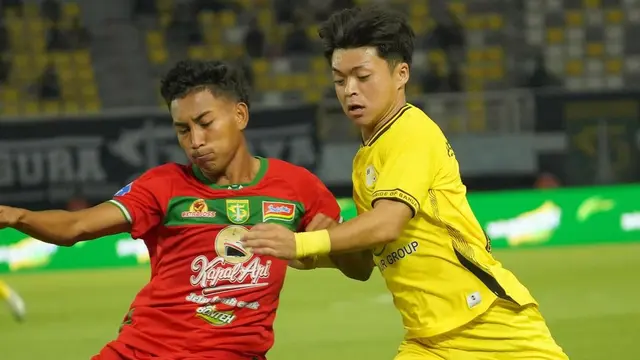 Persebaya Surabaya melawan Barito Putera di BRI Liga 1 2024/2025.