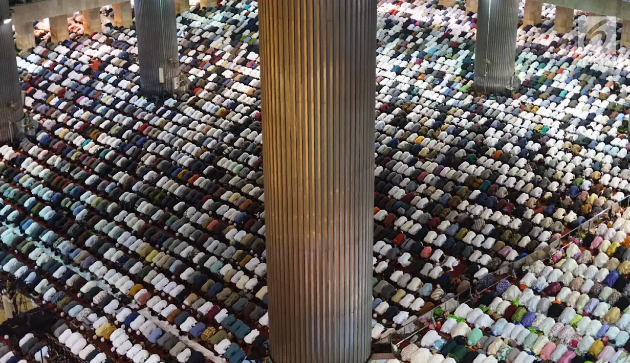 Jemaah melaksanakan salat Idul Adha di Masjid Istiqlal, Jakarta, Minggu (11/8/2019). Pemerintah Indonesia menetapkan Idul Adha 1440 Hijriah atau 10 Dzulhijjah jatuh pada 11 Agustus 2019 yang dirayakan dengan melaksanakan Salat Id dan penyembelihan hewan kurban. (Liputan6.com/Immanuel Antonius)