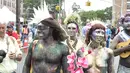 Pengunjung mewarnai tubuhnya saat mengikuti Parade Mermaid 2017 di Coney Island, New York City (17/6). Parade ini diikuti lebih dari 3000 orang peserta yang mengenakan busana bertema Mermaid.  (Eugene Gologursky/Getty Images for Stellar Productions/AFP)