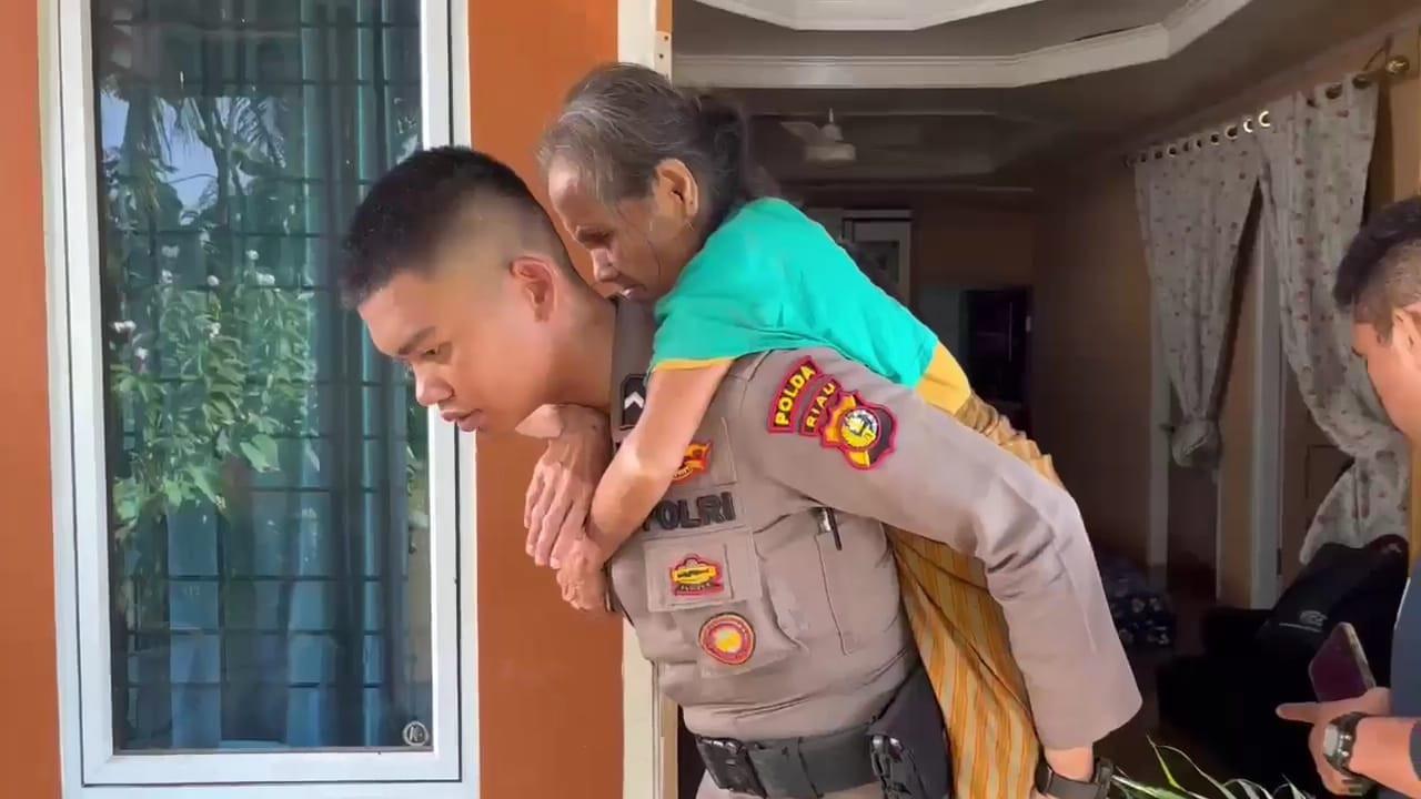 Potret Anggota Polair Gendong Lansia