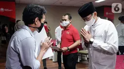 Tokoh inspirator entrepreneur Sandiaga Uno menyerahkan beasiswa KAHMIPreneur kepada pelajar dan mahasiswa terdampak Covid-19 di Jakarta, Kamis (14/5/2020). Beasiswa diberikan kepada mereka memiliki ide kreatif dalam menggerakkan sektor rill melalui UMKM karena penerapan PSBB. (Liputan6.com/HO/Bon)