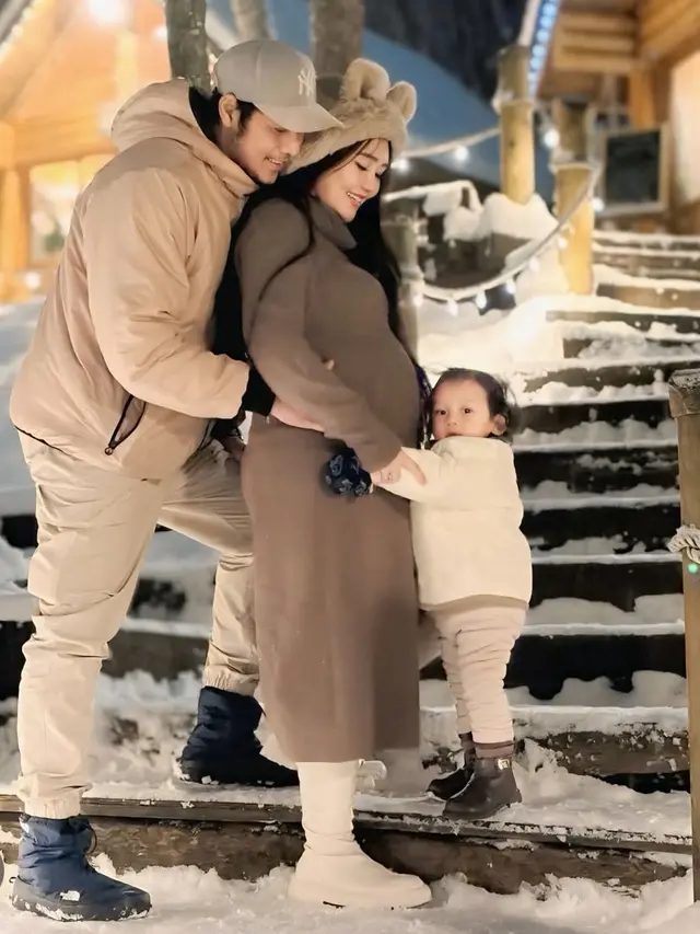 Via Vallen Liburan Akhir Tahun di Hokkaido bersama keluarga. [@viavallen]