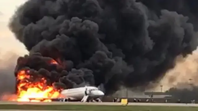 Pesawat Aeroflot Mendarat Darurat dan Terbakar di Moskow
