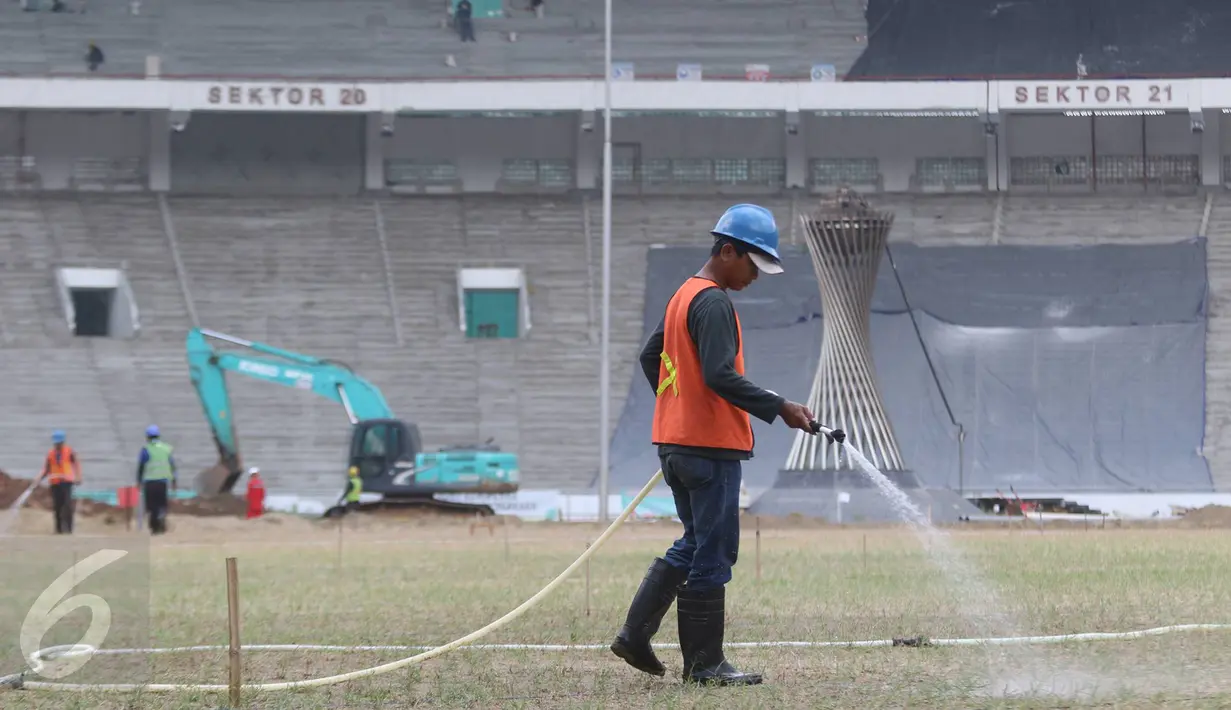 Pekerja menyiram rumput disela pengerjaan proyek renovasi Stadion Utama Gelora Bung Karno, Jakarta, Jumat (17/3). Renovasi Stadion GBK untuk Asian Games 2018 itu terus dikebut dan ditargetkan selesai pada Oktober 2017. (Liputan6.com/Immanuel Antonius)